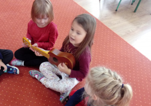 Dzieci oglądają ukulele